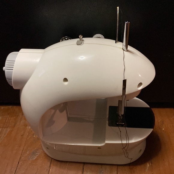Mini sewing machine - Picture 3 of 5
